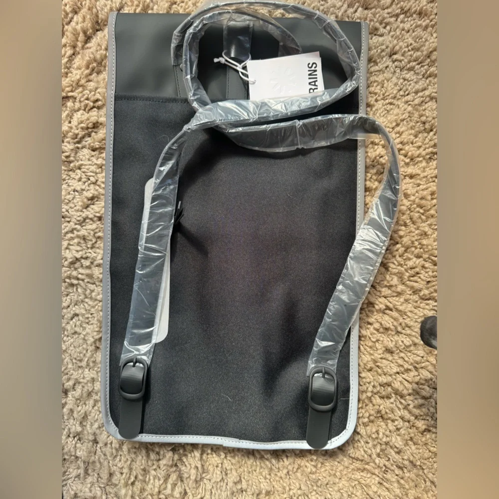 New! Conscious Rains contrasting-trim backpack‎